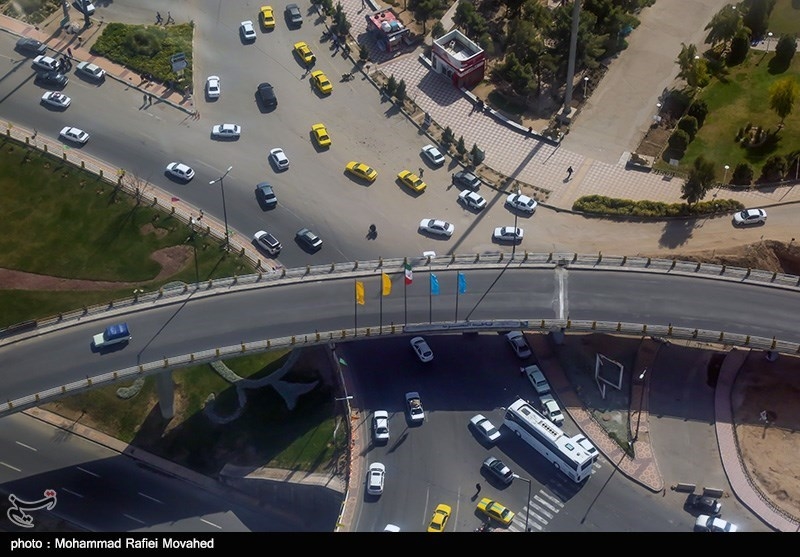 بی‌توجهی برخی از مردم به هشدارها / حجم بالای تردد وسایل‌نقلیه در عوارضی آزاد راه تهران ـ قم + تصاویر