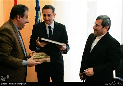 حسن قشقاوی - سفیر ایران در اسپانیا به همراه رئیس موزه ملی ایران و مسولان اسپانیایی