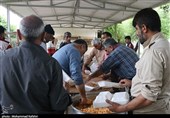 خوزستان |طبخ و توزیع غذای گرم بین مردم سیل‌زده دزفول +تصاویر