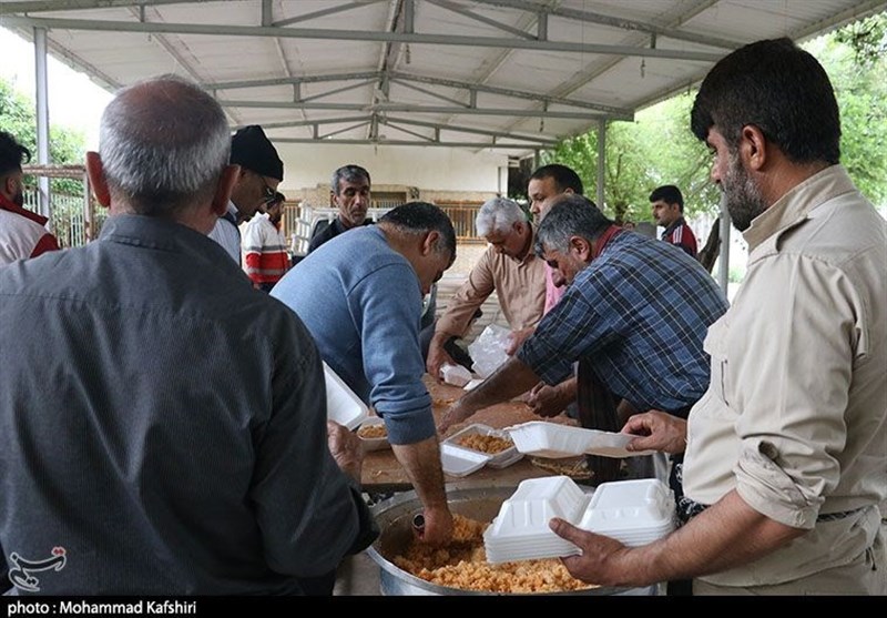 خوزستان |طبخ و توزیع غذای گرم بین مردم سیل‌زده دزفول +تصاویر