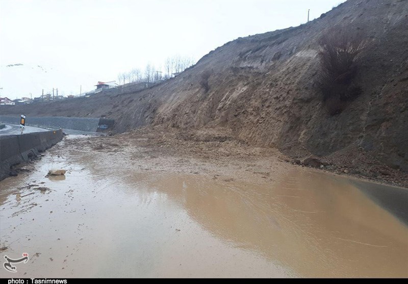 انسداد محور هراز به دلیل سیلاب/ بارش برف و باران در جاده‌های 18 استان