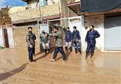 لرستان| تلاش گروه‌های جهادی برای پاک‌سازی منازل؛ غذای گرم بین سیل‌زدگان کوهدشت توزیع شد