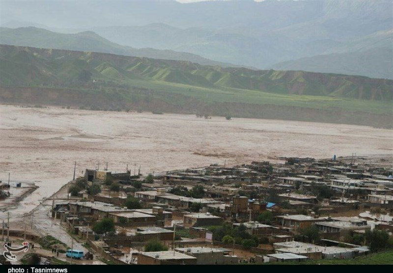 کمک 72میلیون تومانی نیروی انتظامی کوهدشت بین سیل‌زدگان توزیع می‌شود