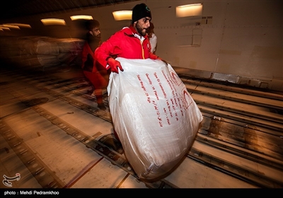 اولین محموله 50 تنی غذا و البسه از سوی ارتش برای مناطق سیل‌زده خوزستان