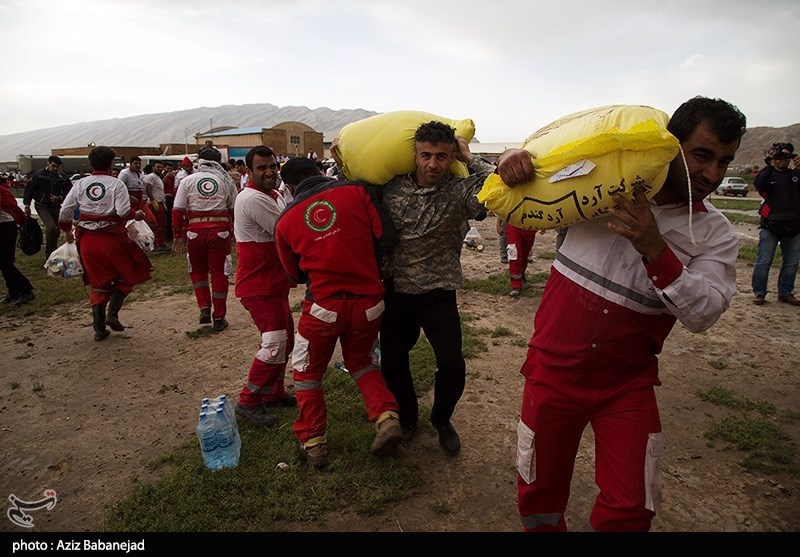 10 تیم عملیاتی هلال احمر در مناطق سیل‌زده لرستان امدادرسانی می‌کنند