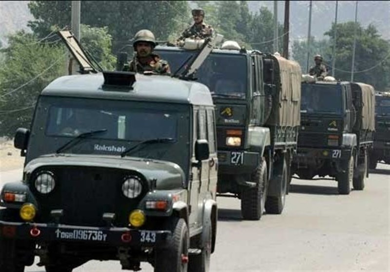 اعتراض مردم کشمیر به منع عبور کشمیری ها حین تردد کاروان های نظامی هند