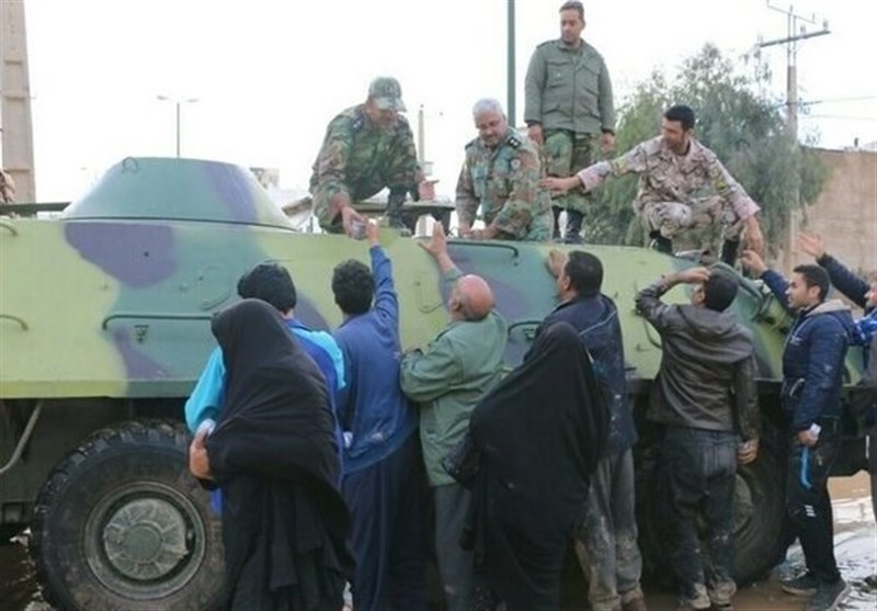 استقرار تکاوران کلاه سبز ارتش در شهر سیل‌زده معمولان؛ ایجاد کمپ‌های اسکان موقت
