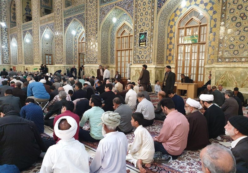 حضور بدون تشریفات تولیت جدید آستان قدس در نماز جمعه مشهد+ تصویر