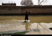 استاندار خوزستان : برخی مردم روستاهای درگیر سیل برای تخلیه مقاومت می‌کنند