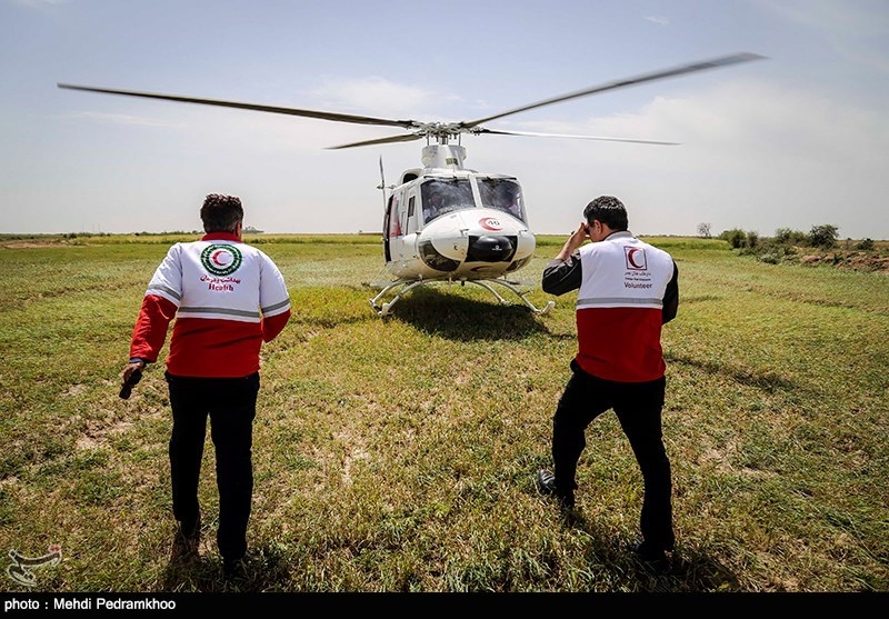 امدادرسانی هوایی به دامداران گرفتار در جازموریان / توزیع اقلام زیستی و مواد غذایی در مناطق سیل‌زده کرمان آغاز شد