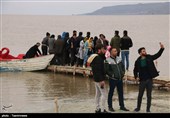 گذران اوقات فراغت مردم در دریاچه ارومیه به روایت تصویر