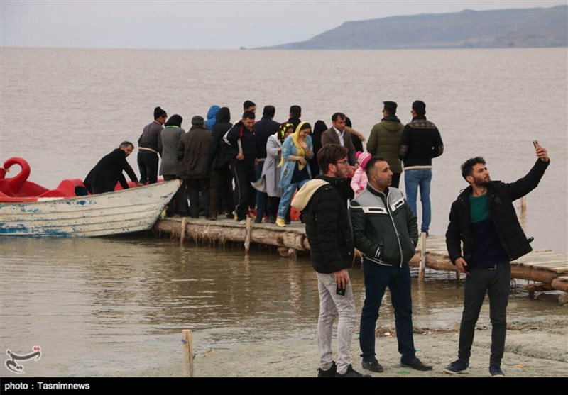 گذران اوقات فراغت مردم در دریاچه ارومیه به روایت تصویر