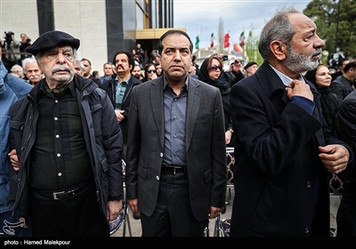 داریوش فرهنگ، حسین انتظامی سرپرست سازمان سینمایی و منوچهر اسماعیلی در مراسم تشییع پیکر زنده‌یاد جمشید مشایخی