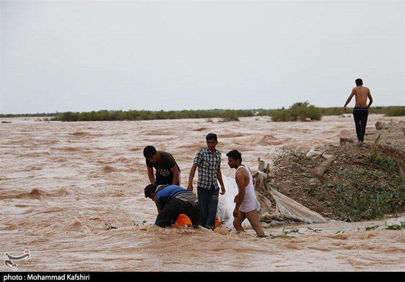 ادامه عملیات ترمیم سیل بندها زاویه با کمک اهالی روستا به روایت تصویر