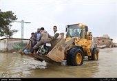 دانشگاه آزاد ماشین‌آلات و تجهیزات در اختیار نیرو‌های جهادی حاضر در مناطق سیل‌زده قرار می‌دهد