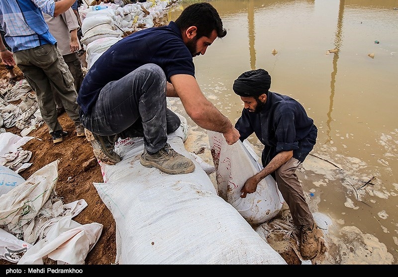 دعوت مادر شهید فرجوانی از مردم برای کمک به سیل زدگان خوزستان + فیلم