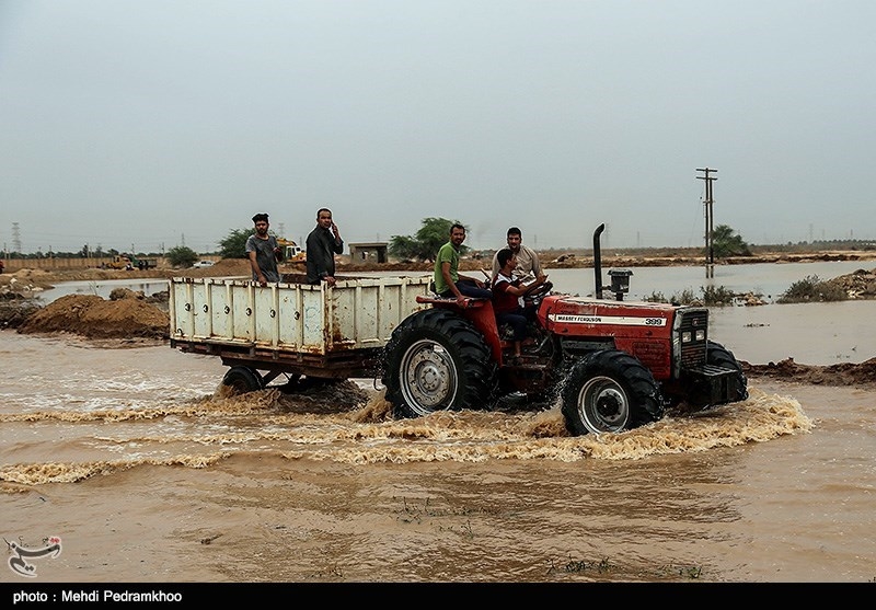 امدادرسانی گروه‌های تفحص شهدا به مردم سیل‌زده خوزستان+ فیلم