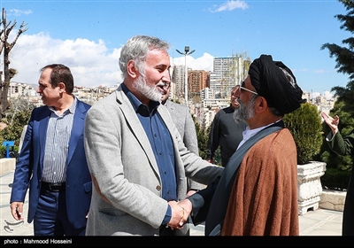 حجت الاسلام موسوی لاری و محمدرضا خاتمی در مراسم ترحیم سیدمحمود محتشمی‌پور در مسجد بلال صدا و سیما