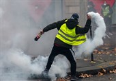 شلیک گاز اشک آور در یکسالگی اعتراضات جلیقه‌زردهای پاریس