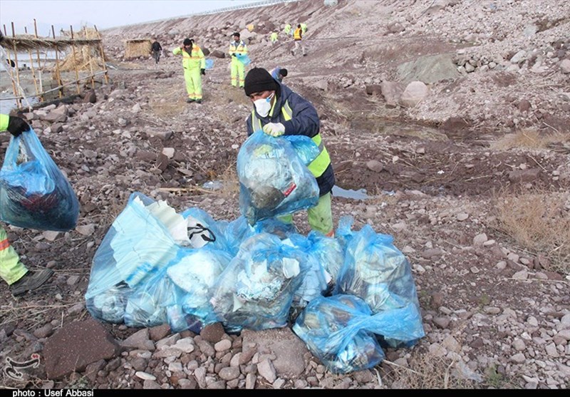 ساحل دریاچه ارومیه از زباله‌ پاک‌سازی شد + فیلم