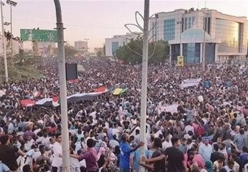 حمایت ارتش سودان از تظاهرکنندگان/ آمادگی معارضان برای همکاری با ارتش درباره انتقال قدرت