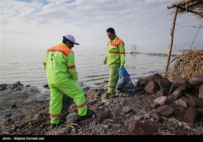 پاکسازی نمادین حاشیه میان گذر دریاچه ارومیه