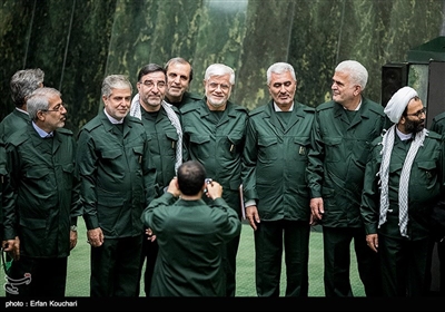 نواب البرلمان الايراني يرتدون زي حرس الثورة الاسلامية