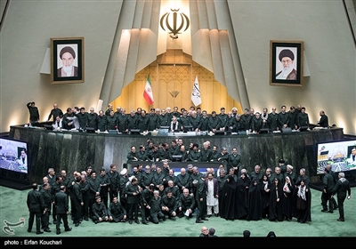 نواب البرلمان الايراني يرتدون زي حرس الثورة الاسلامية