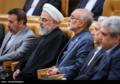 علی‌اکبر صالحی رئیس سازمان انرژی اتمی و حجت‌الاسلام حسن روحانی رئیس جمهور در سیزدهمین سالگرد روز ملی فناوری هسته‌ای