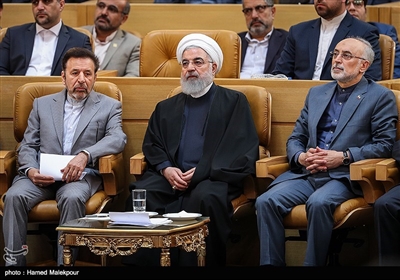 علی‌اکبر صالحی رئیس سازمان انرژی اتمی، حجت‌الاسلام حسن روحانی رئیس جمهور و محمود واعظی رئیس دفتر رئیس جمهور در سیزدهمین سالگرد روز ملی فناوری هسته‌ای