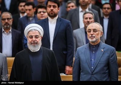 علی‌اکبر صالحی رئیس سازمان انرژی اتمی و حجت‌الاسلام حسن روحانی رئیس جمهور در سیزدهمین سالگرد روز ملی فناوری هسته‌ای