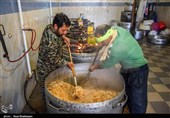 پخت 5000 پرس غذا برای‌ سیل‌زدگان در موکب صاحب‌الزمان شهرستان کارون + فیلم