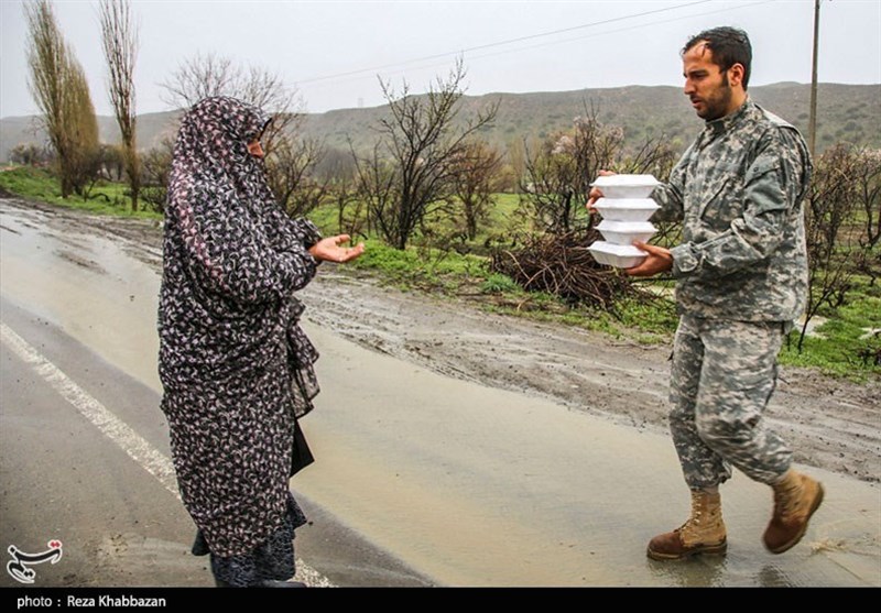 خراسان شمالی| توزیع 8000 غذای گرم توسط سپاه در مناطق سیل‌زده به روایت تصویر‌