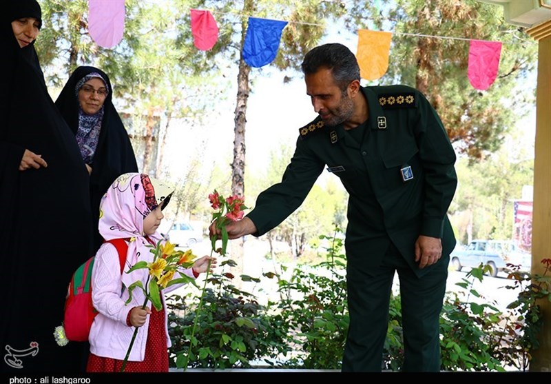 حضور اقشار مختلف مردم سمنان در ستاد فرماندهی سپاه ‌برای تبریک روز پاسدار+تصاویر