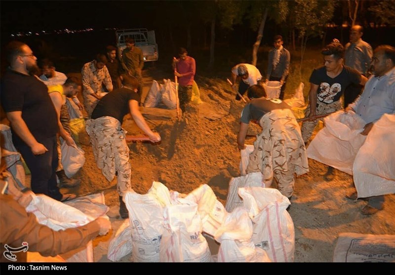 کمک مردم بندرماهشهر با دستانی خالی به مناطق سیل‌زده خوزستان + تصاویر