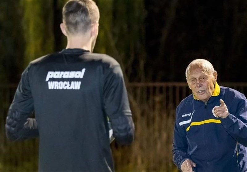 فوتبال جهان| مربی 91 ساله که هنوز هم تمرین می‌دهد + عکس