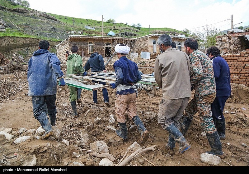ادامه فعالیت‌های گروه‌های جهادی اصفهان در مناطق سیل‌زده؛ 100 واحد مسکونی در پلدختر تعمیر و بازسازی شد