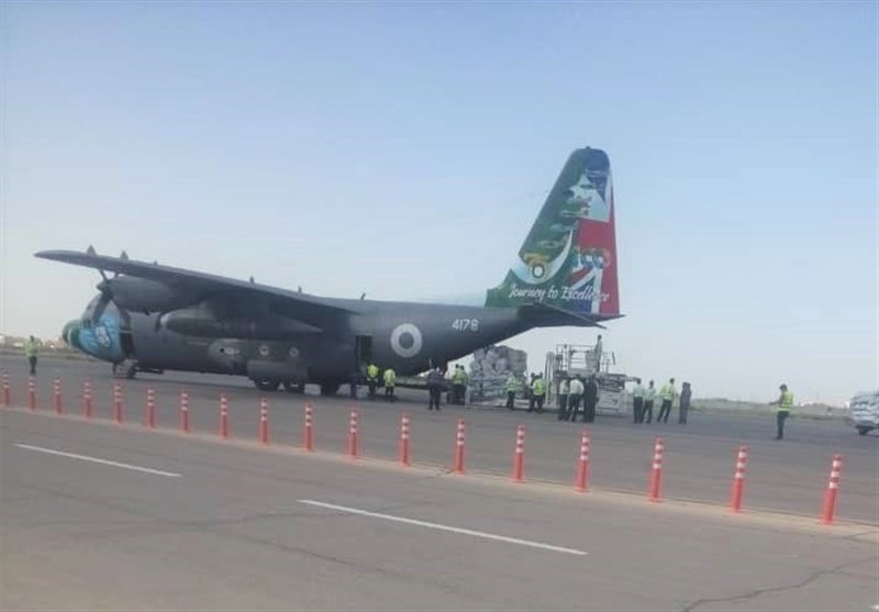 هواپیمای کمک‌های مردم و دولت پاکستان وارد فرودگاه اهواز شد + تصویر