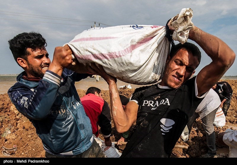 زنجیره انسانی 350 نفره برای نجات منطقه گلبهار در حاشیه اهواز + فیلم