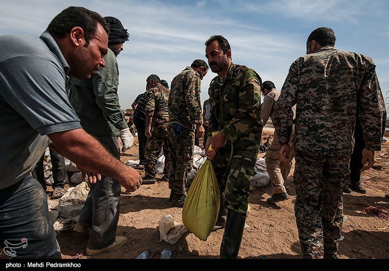 اهواز|نیروهای بسیجی و سپاه برای تخلیه آب جمع شده در شهرستان‌ها دست به‌کار شدند