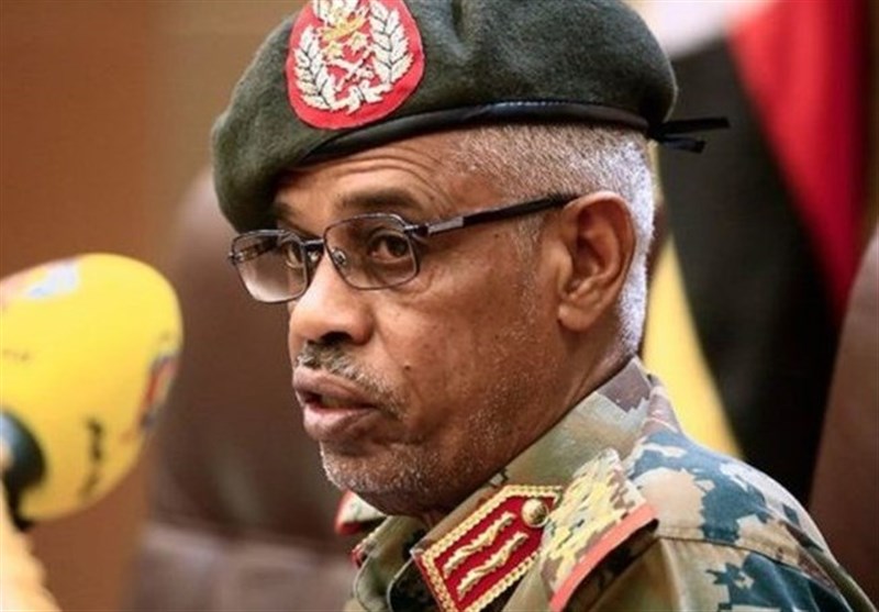 عوض بن عوف از ریاست شورای انتقالی نظامی سودان کناره‌گیری کرد