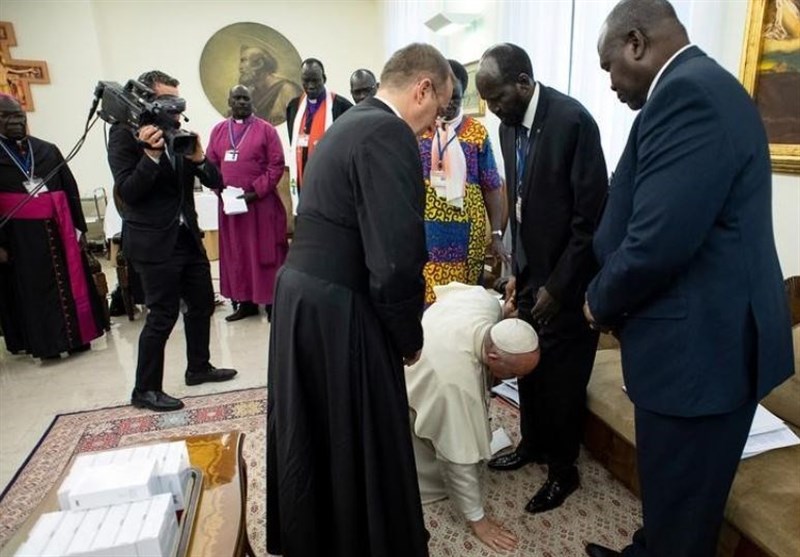 Pope Francis Kisses S. Sudan Rival Leaders’ Feet to Maintain Peace (+Video)