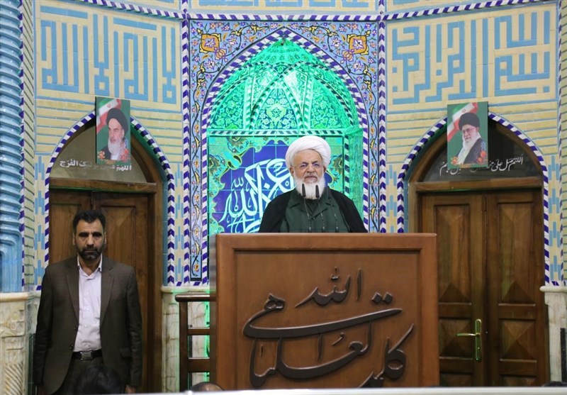 حضور آیت الله ناصری در نماز جمعه یزد با لباس پاسداری + تصویر
