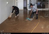  شست و شوی خانه ها از گل و لای بجامانده از سیل در روستای سیل زده پلدختر در لرستان 