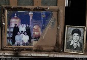 قاب عکس خانوادگی و عکس یک شهید از خانواده روستای پلدختر استان لرستان