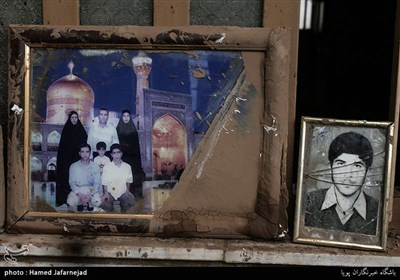 قاب عکس خانوادگی و عکس یک شهید از خانواده روستای پلدختر استان لرستان