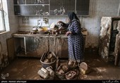  شست و شوی خانه ها از گل و لای بجامانده از سیل در روستای سیل زده پلدختر در لرستان 