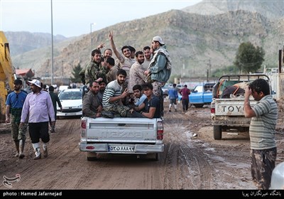 جهادگران سپاهی و بسیجی در روستای پلدختر استان لرستان