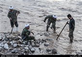  شست و شوی بیل های جهادگران طلاب در آب رودخانه روستای بابازید پلدختر استان لرستان 