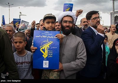 راهپیمایی نمازگزاران نماز جمعه در حمایت از سپاه در شیراز